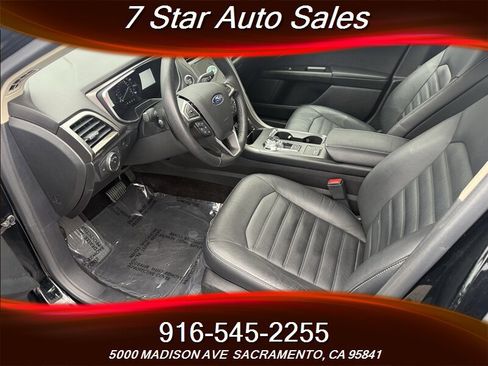 Used 2017 Ford Fusion SE w/ Fusion SE Technology Package image 9