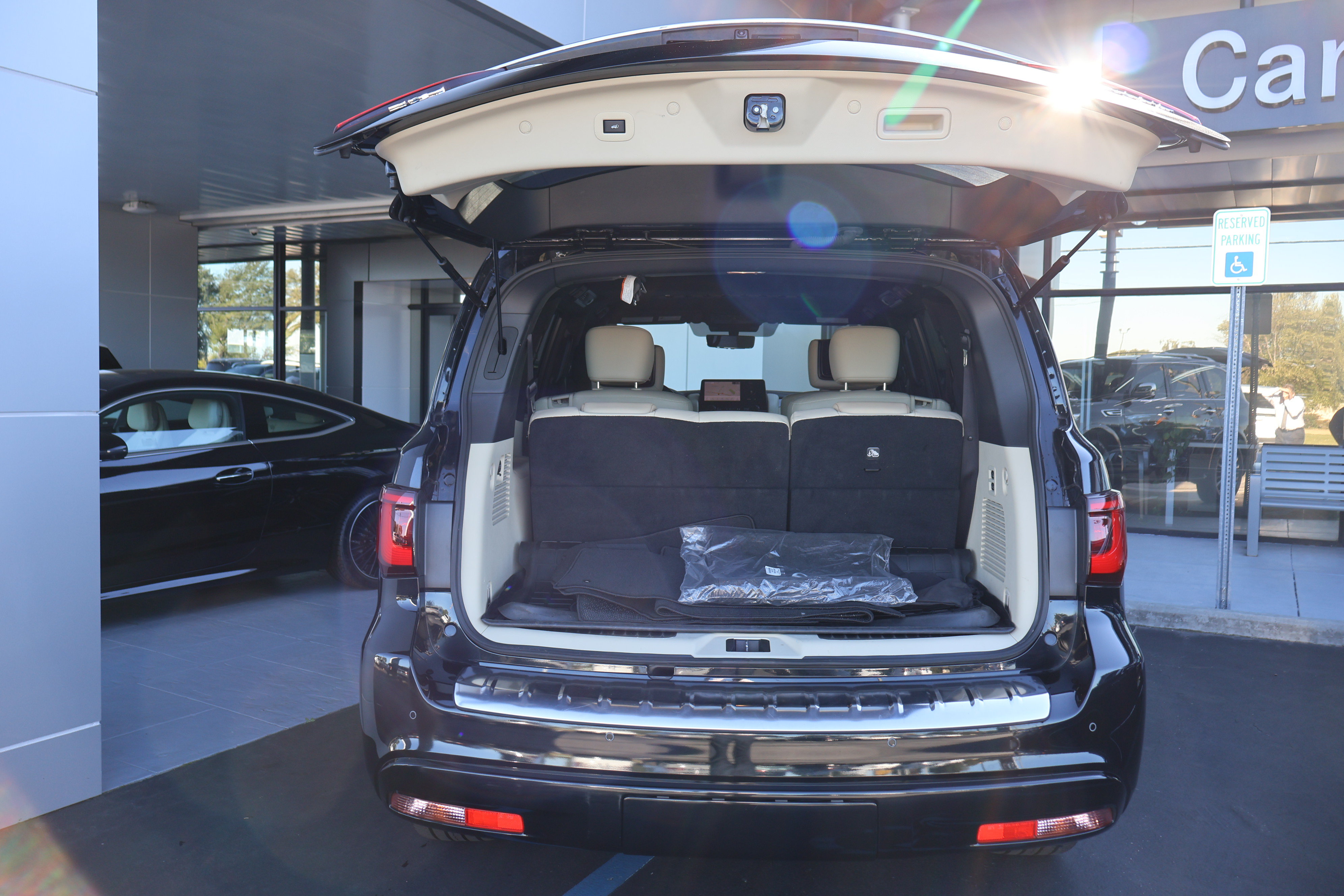 Used 2022 INFINITI QX80 Sensory w/ All-Season Package AWD/4WD image 24