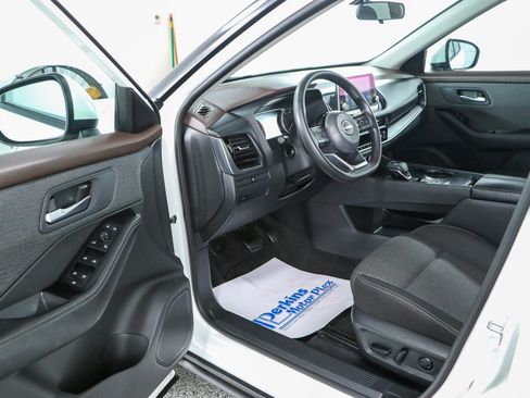 Used 2022 Nissan Rogue SV FWD image 3