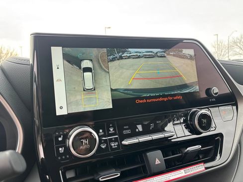 Used 2025 Toyota Highlander Limited image 22