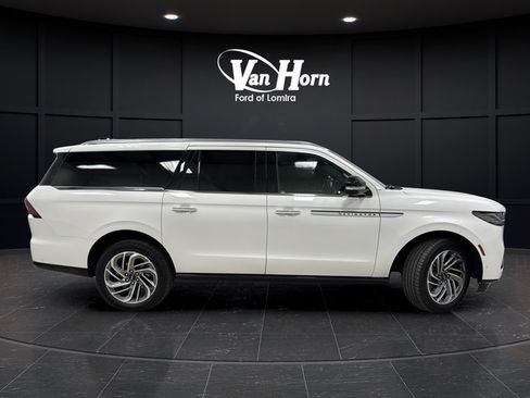 Used 2025 Lincoln Navigator L Reserve AWD/4WD image 8