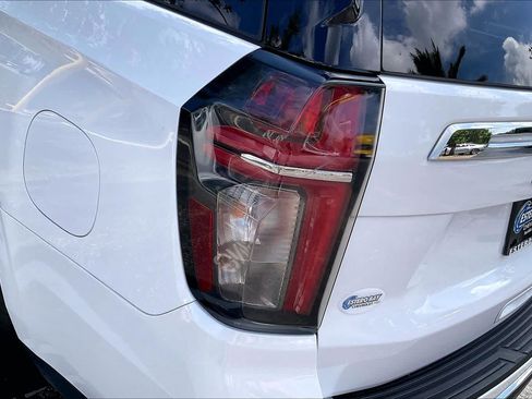 Used 2024 Chevrolet Suburban LT RWD image 29