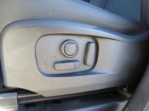 Used 2025 Land Rover Defender 110 X-Dynamic SE image 16