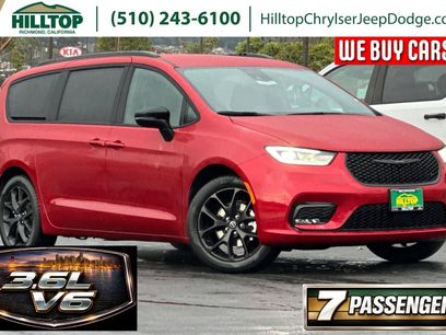 New 2026 Chrysler Pacifica Select w/ S Appearance Package