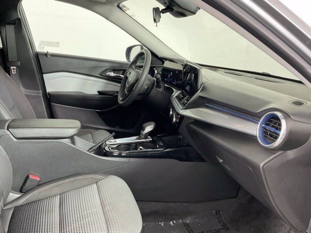 Used 2025 Chevrolet Trax LT FWD image 17