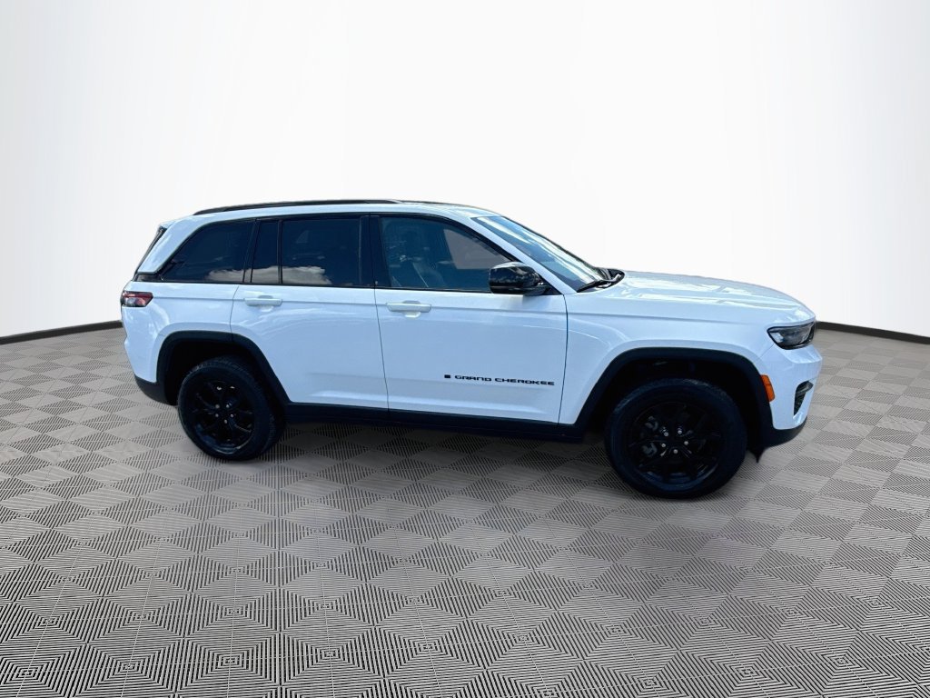 Used 2024 Jeep Grand Cherokee Altitude RWD image 5