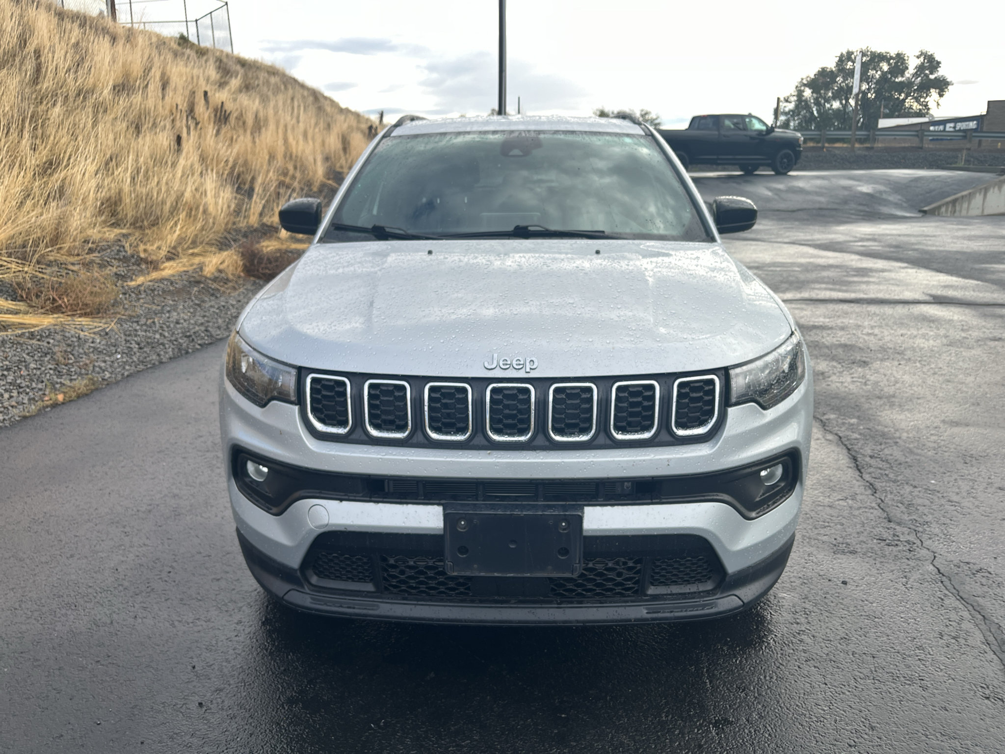 Used 2025 Jeep Compass Latitude w/ Convenience Group AWD/4WD image 2