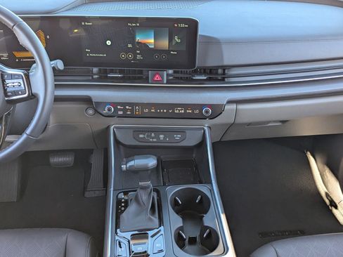 Used 2026 Kia Carnival EX image 18