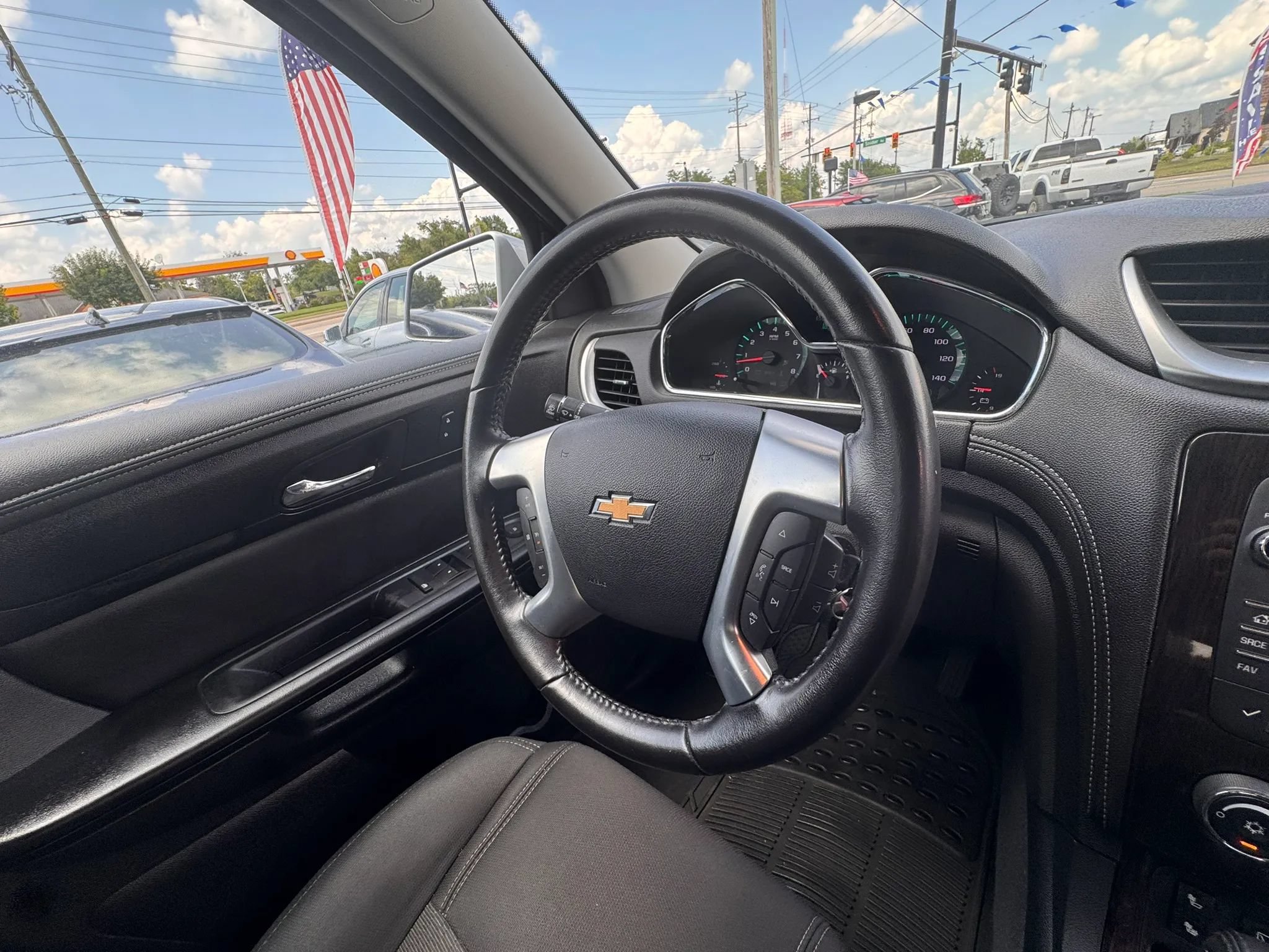 Used 2015 Chevrolet Traverse LT w/ Style and Technology Package FWD image 29