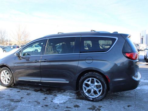 Used 2018 Chrysler Pacifica Touring-L Plus w/ Tire & Wheel Group image 4