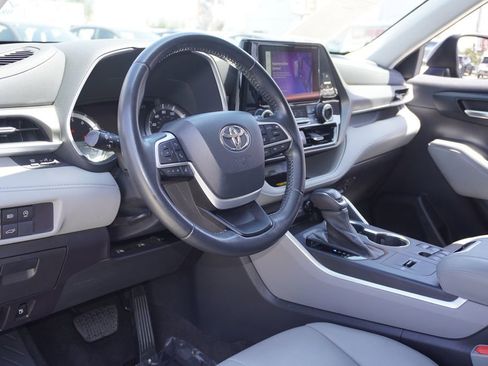 Used 2023 Toyota Highlander XLE FWD image 15