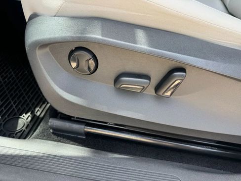 Used 2022 Volkswagen Tiguan SE FWD image 16