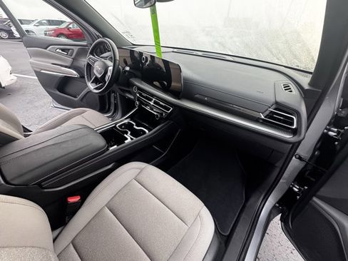 Used 2025 Chevrolet Traverse LT image 13