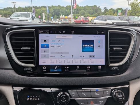 Used 2024 Chrysler Pacifica Touring-L FWD image 24