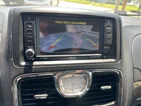 Used 2013 Chrysler Town & Country Touring FWD image 18