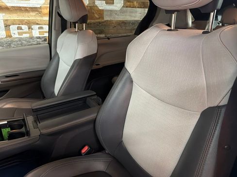 Used 2021 Toyota Sienna XSE FWD image 8