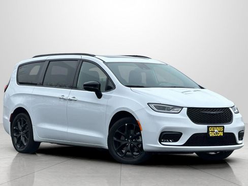 Used 2024 Chrysler Pacifica Limited w/ Uconnect Theater Family Group image 2