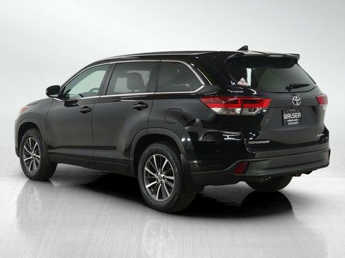 Used 2017 Toyota Highlander XLE image 3