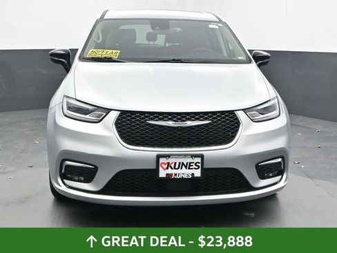 Used 2024 Chrysler Pacifica Touring-L FWD image 4