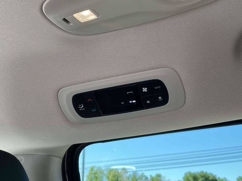 Used 2022 Chrysler Pacifica Touring-L FWD image 5