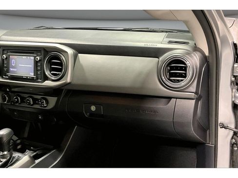 Used 2017 Toyota Tacoma SR5 w/ Tow Package AWD/4WD image 18