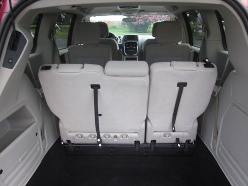 Used 2011 Dodge Grand Caravan Crew w/ Entertainment Group 1 FWD image 16