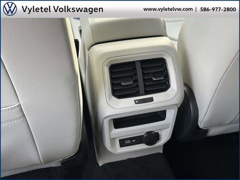 Certified 2022 Volkswagen Tiguan SEL R-Line image 14