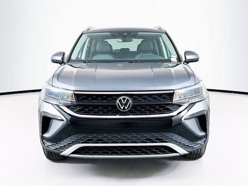 Used 2024 Volkswagen Taos SE image 2