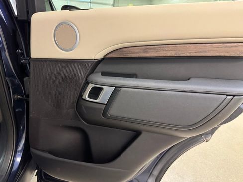 Used 2018 Land Rover Discovery SE image 28