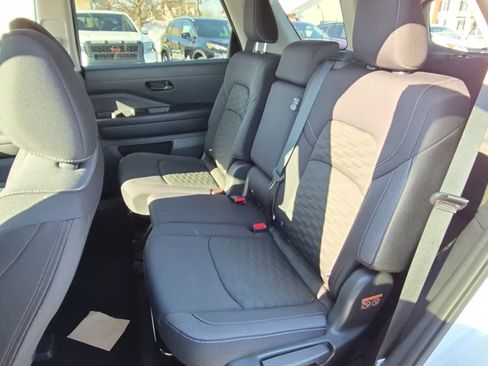 Used 2024 Nissan Pathfinder SV image 8