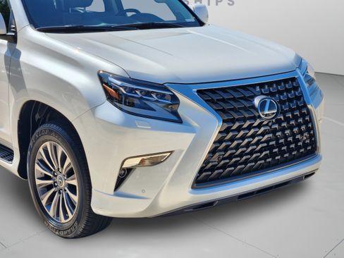 Used 2023 Lexus GX 460 Luxury w/ Accessory Package AWD/4WD image 36