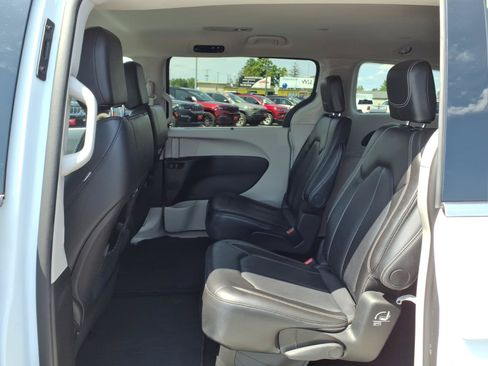Used 2024 Chrysler Pacifica Touring-L FWD image 11