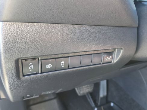 Used 2021 Toyota Venza LE AWD/4WD image 19