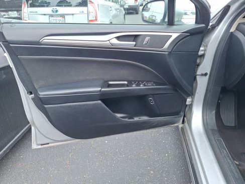Used 2017 Ford Fusion SE FWD image 12