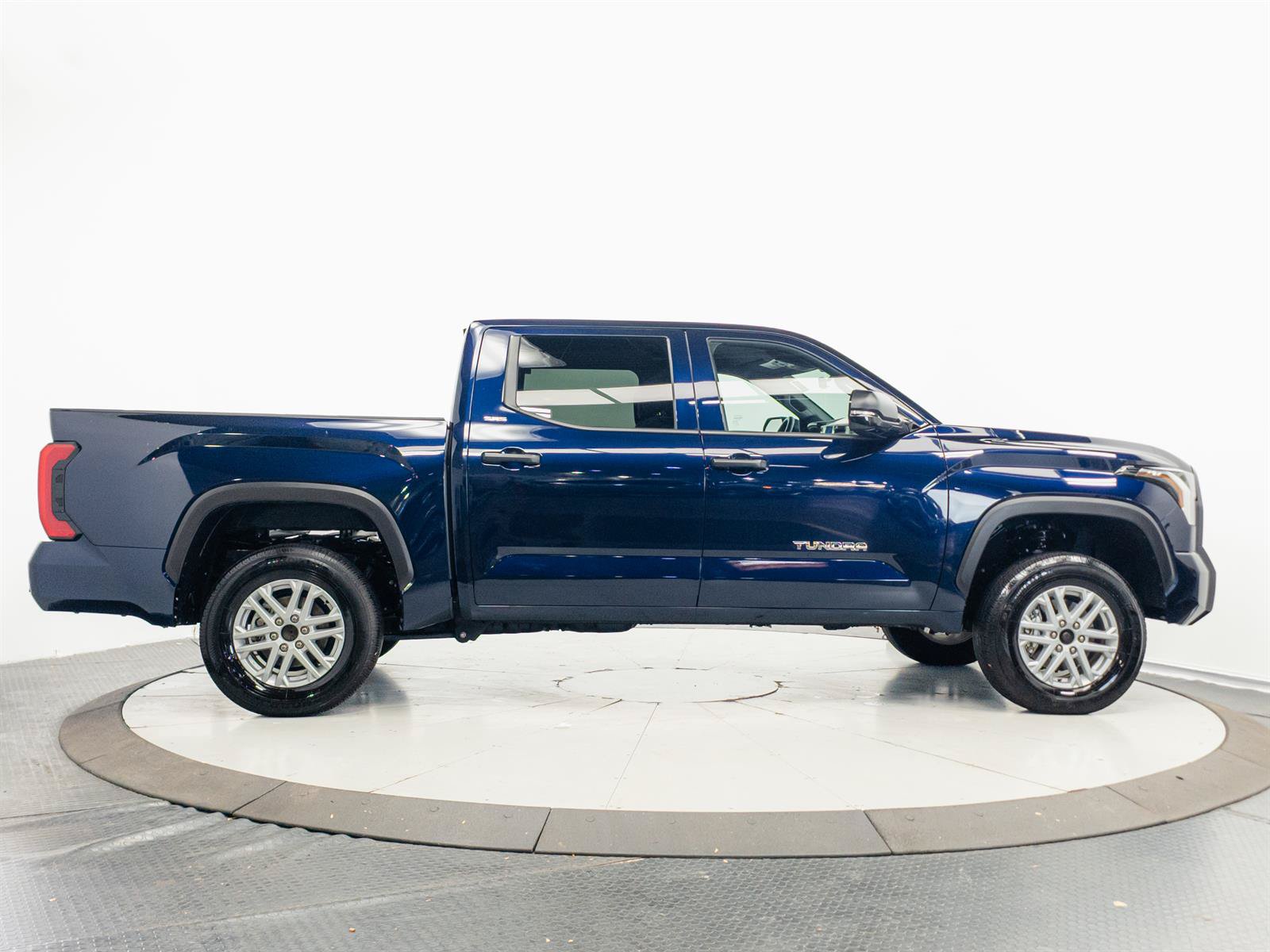 Used 2025 Toyota Tundra SR5 w/ SR5 Convenience Package AWD/4WD image 12