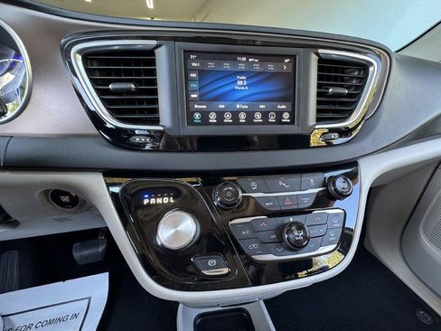 Used 2019 Chrysler Pacifica Touring-L FWD image 23