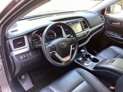 Used 2019 Toyota Highlander XLE image 28