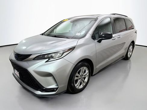 Used 2021 Toyota Sienna XSE w/ XSE Plus Package AWD/4WD image 3