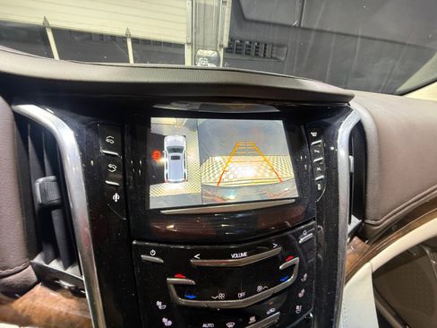 Used 2016 Cadillac Escalade Luxury AWD/4WD image 29