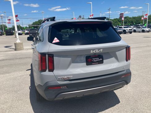 Used 2023 Kia Sorento S w/ Panoramic Sunroof Package AWD/4WD image 6