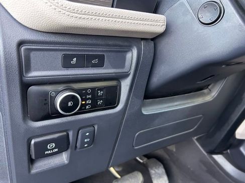Used 2024 Ford Expedition Limited image 27
