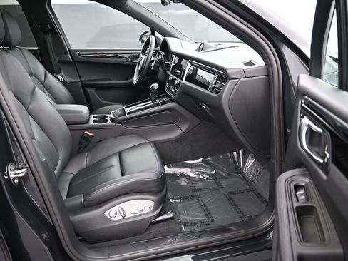 Certified 2023 Porsche Macan image 28