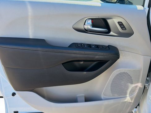 Used 2024 Chrysler Pacifica Touring-L image 23