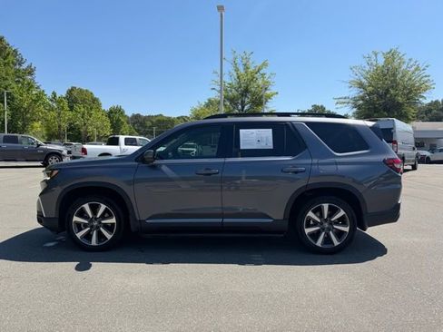 Used 2025 Honda Pilot Touring image 2