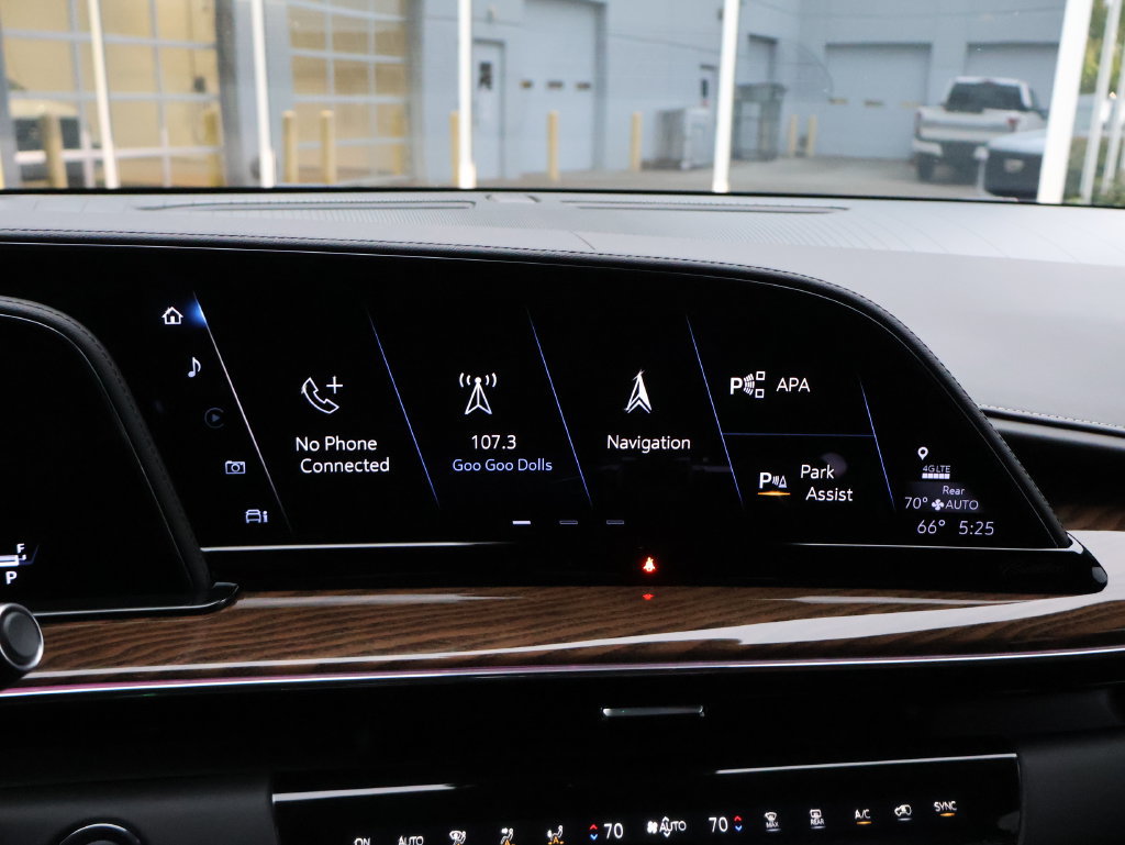 Used 2023 Cadillac Escalade Sport Platinum w/ Heavy-Duty Trailer Package AWD/4WD image 26