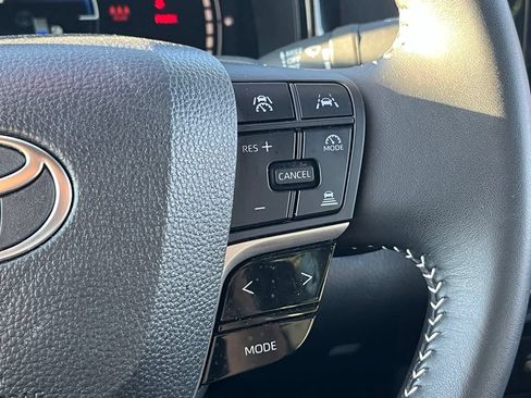 Used 2025 Toyota Camry SE FWD image 18