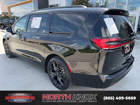 Used 2025 Chrysler Pacifica Limited FWD image 19