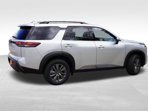 Used 2025 Nissan Pathfinder SV FWD image 4