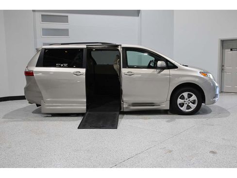 Used 2015 Toyota Sienna LE FWD image 17