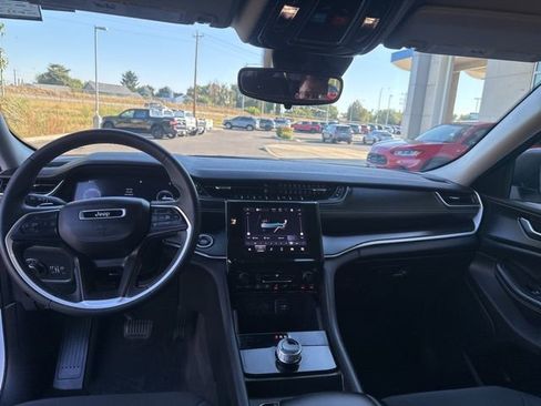 Used 2023 Jeep Grand Cherokee Laredo image 18